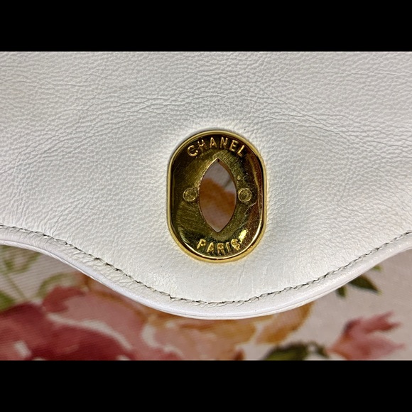 Vintage 1980s Chanel White Quilted Flap Bag - Picture 11 of 14